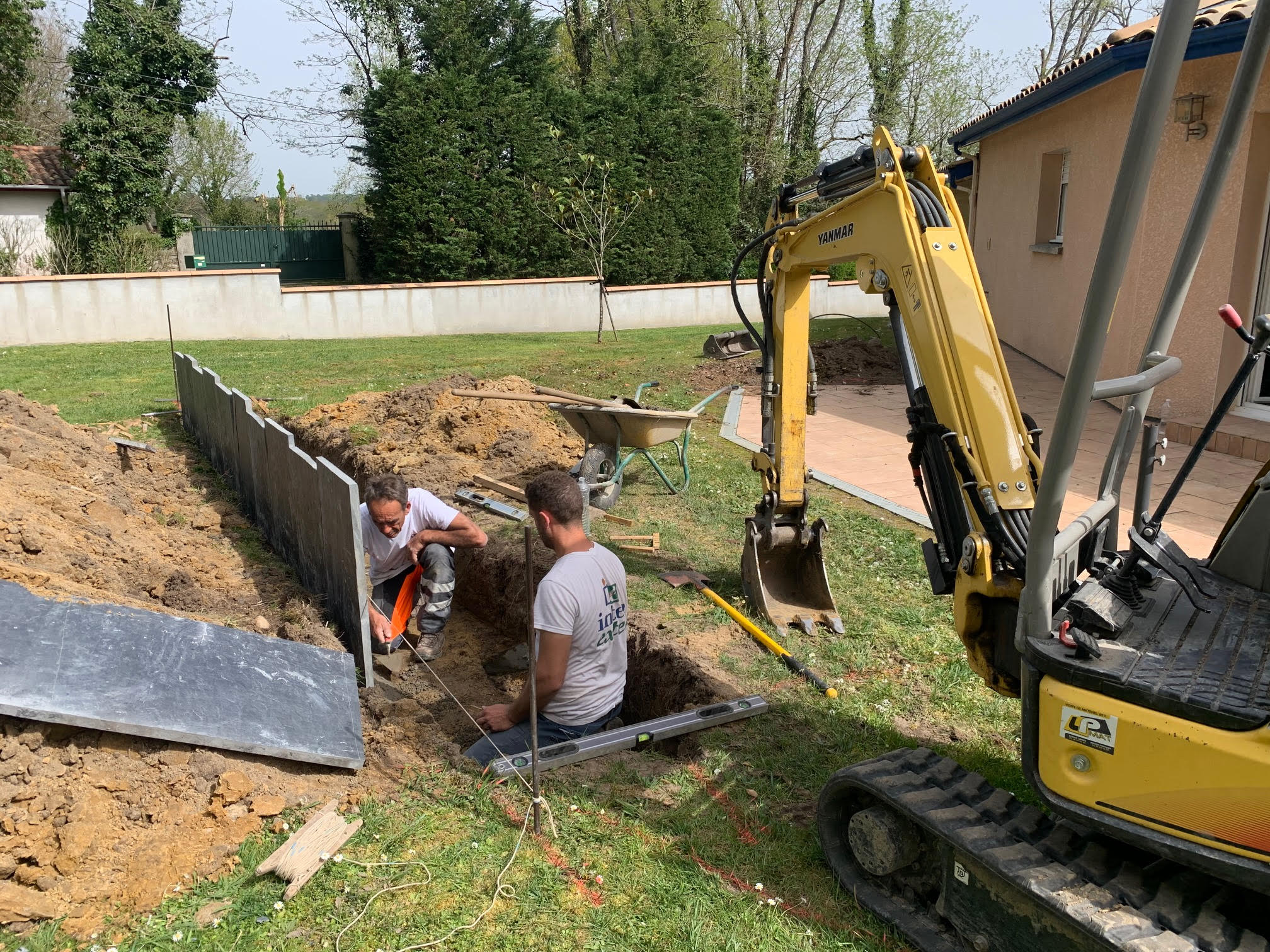 Création d&rsquo;une jardinière en dalles d&rsquo;ardoises sur Dax