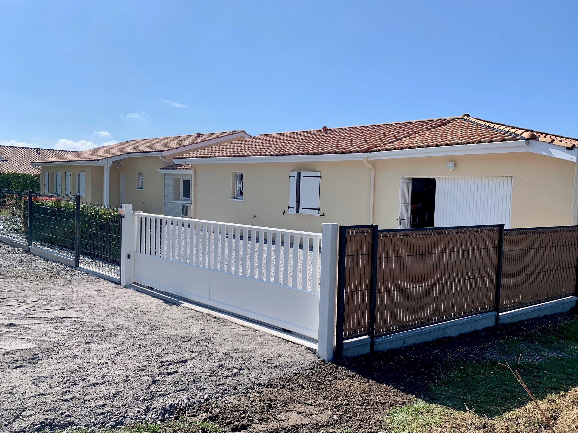 Aménagement d&rsquo;un devant de porte sur Peyrehorade