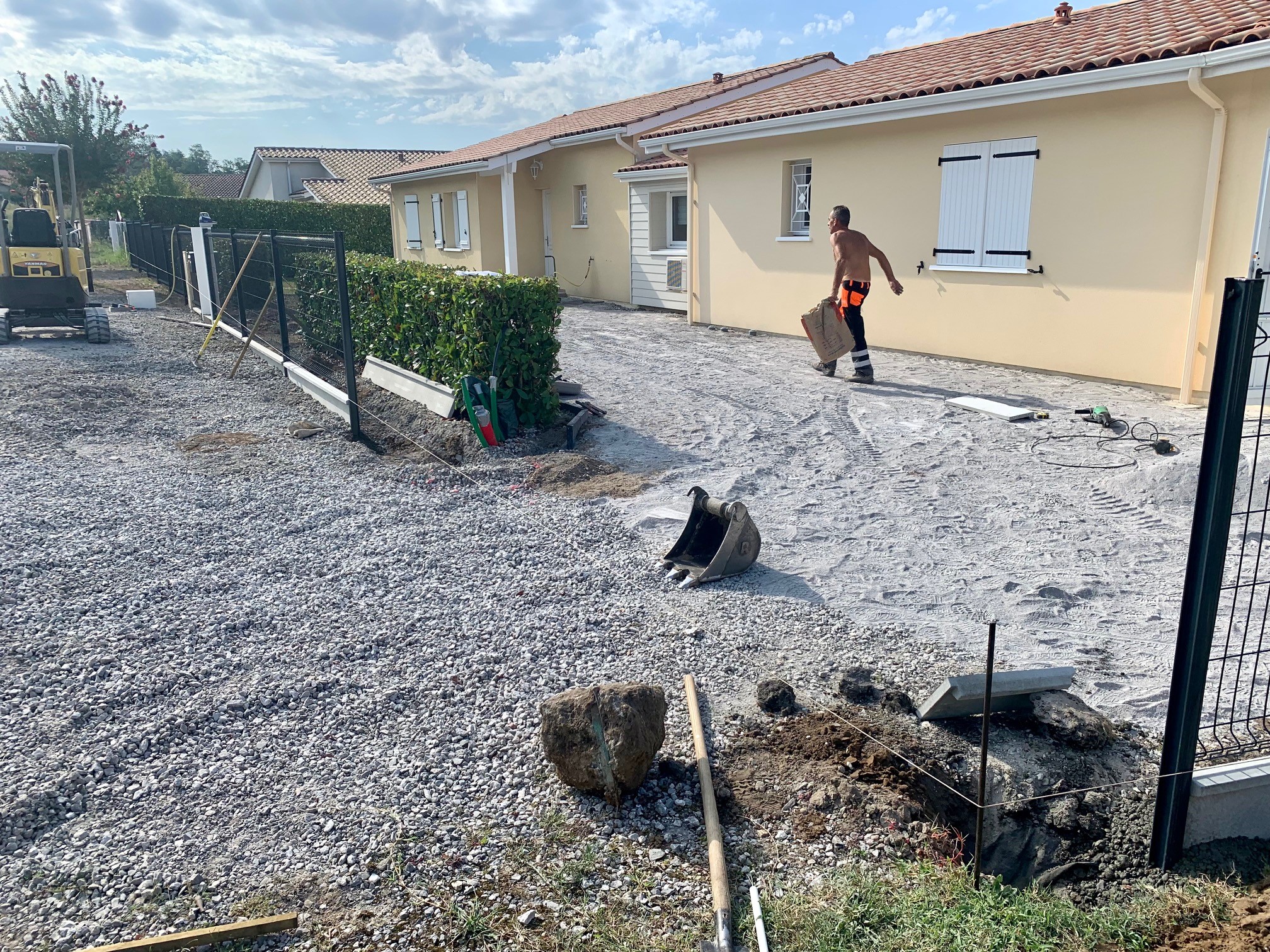 Aménagement d&rsquo;un devant de porte sur Peyrehorade