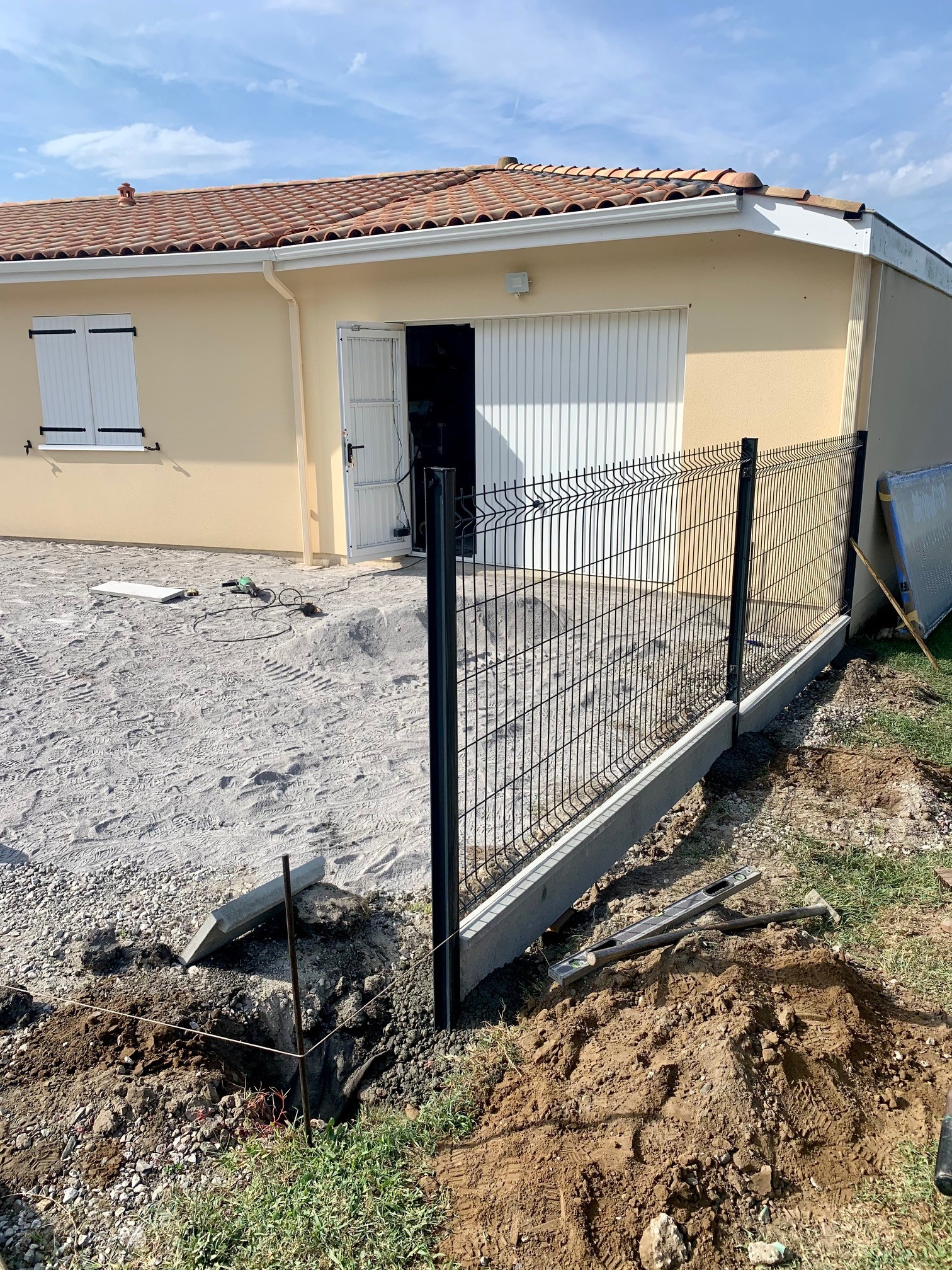 Aménagement d&rsquo;un devant de porte sur Peyrehorade