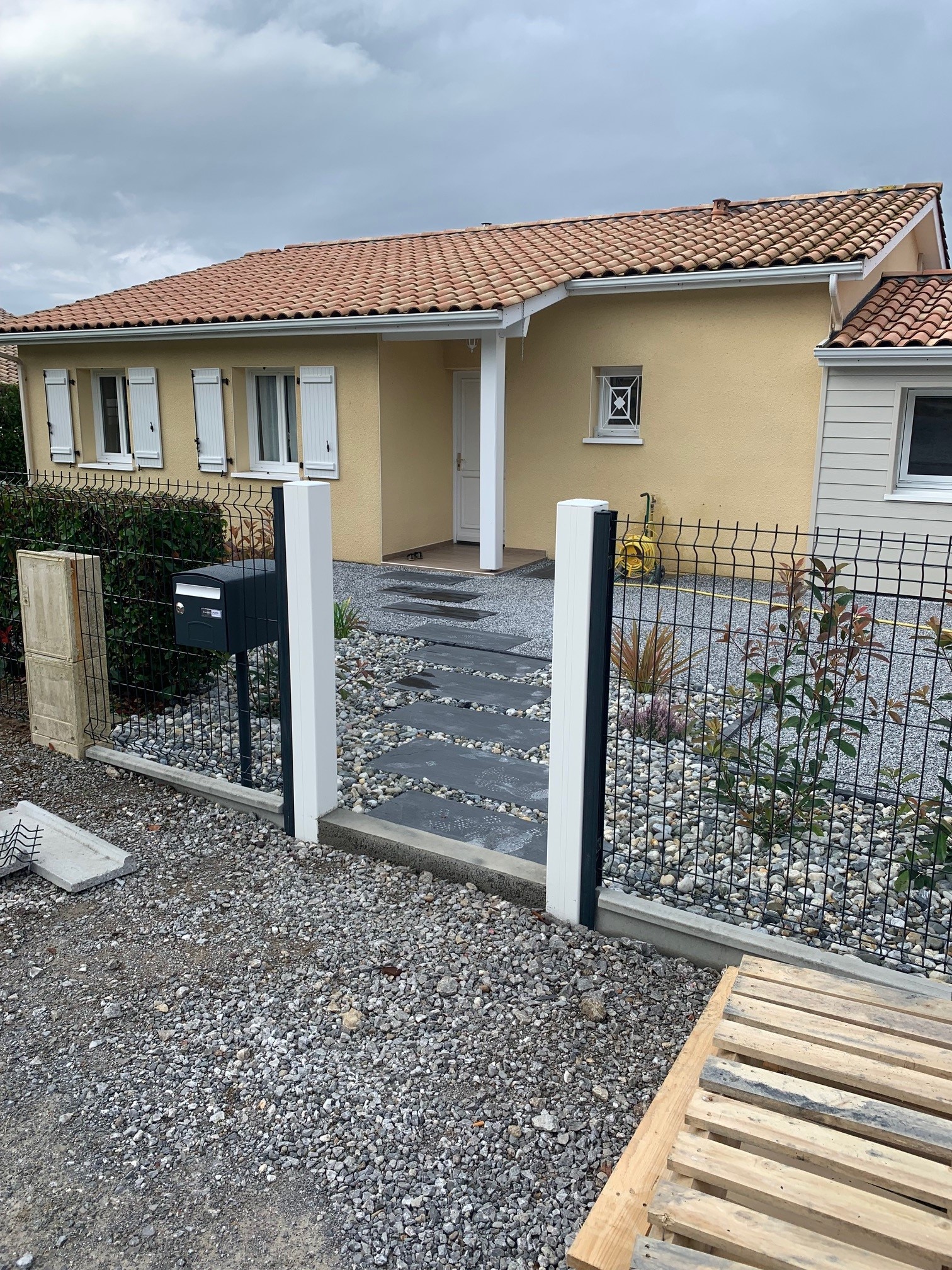 Aménagement d&rsquo;un devant de porte sur Peyrehorade