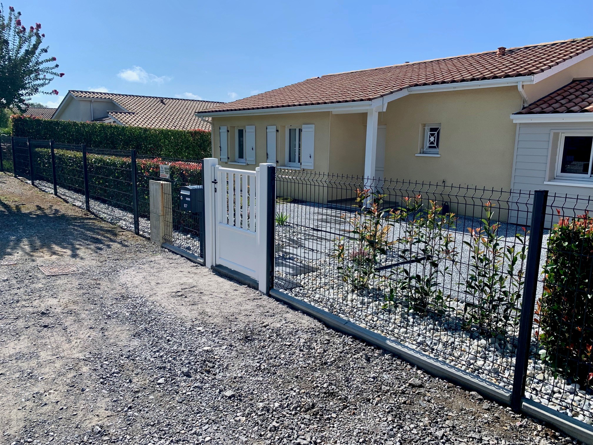 Aménagement d&rsquo;un devant de porte sur Peyrehorade