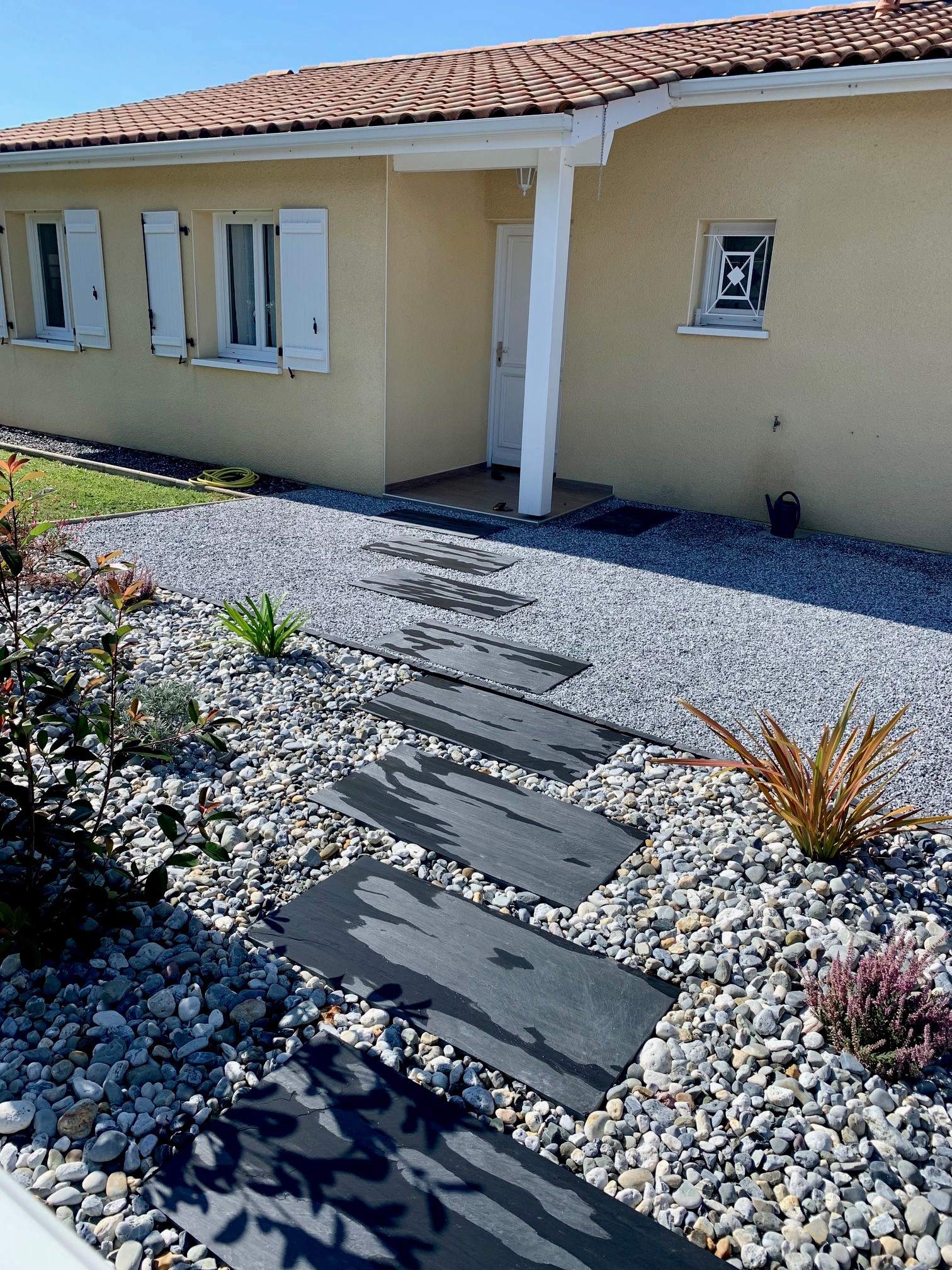 Aménagement d&rsquo;un devant de porte sur Peyrehorade