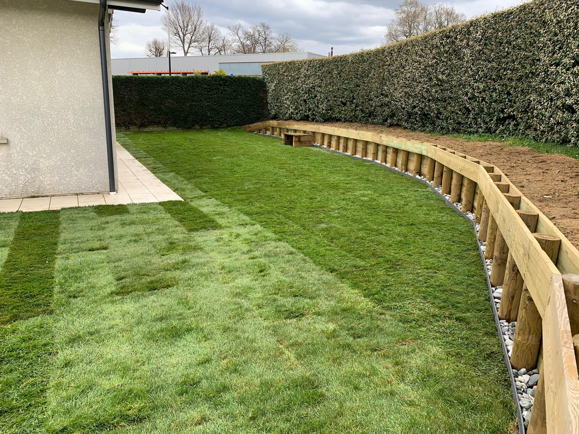 amenagement-sur-dax-berlinoise-agrandissement-terrasse-creation-massif-arrosage-integre-et-mise-en-place-de-gazon-en-plaque16