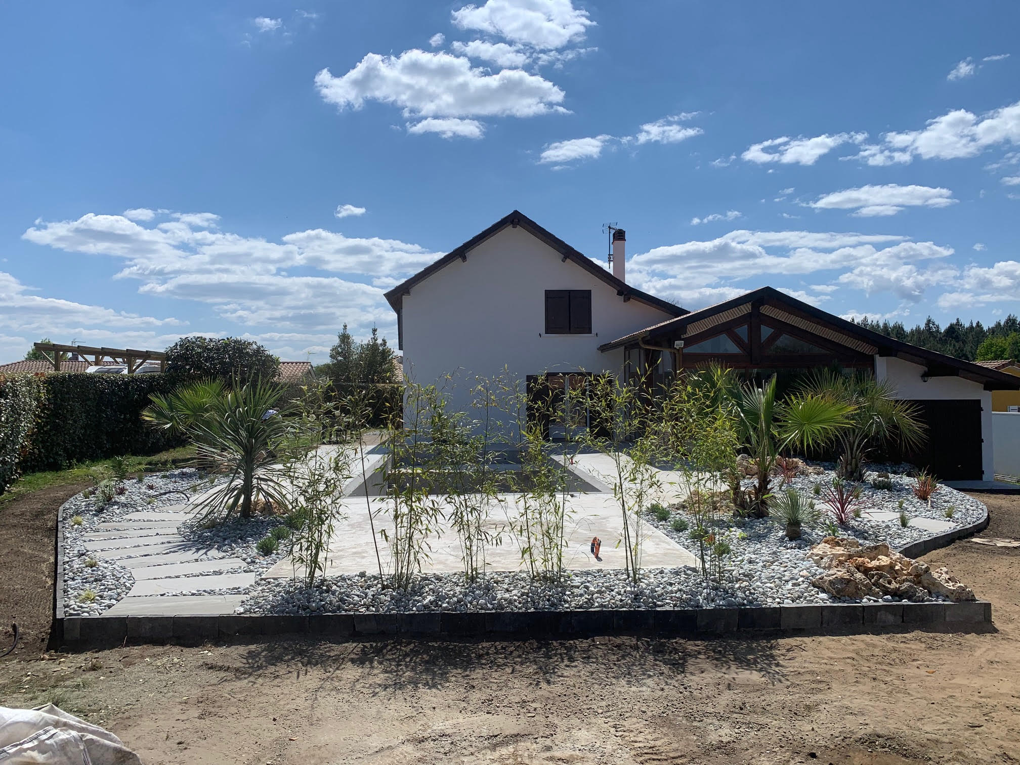 creation-massif-de-style-mediterraneen-avec-arrosage-goutte-a-goutte-dallages-et-rocaille-12