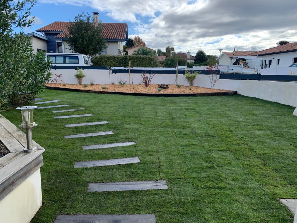 Création de massif avec paillage en copeaux à Dax