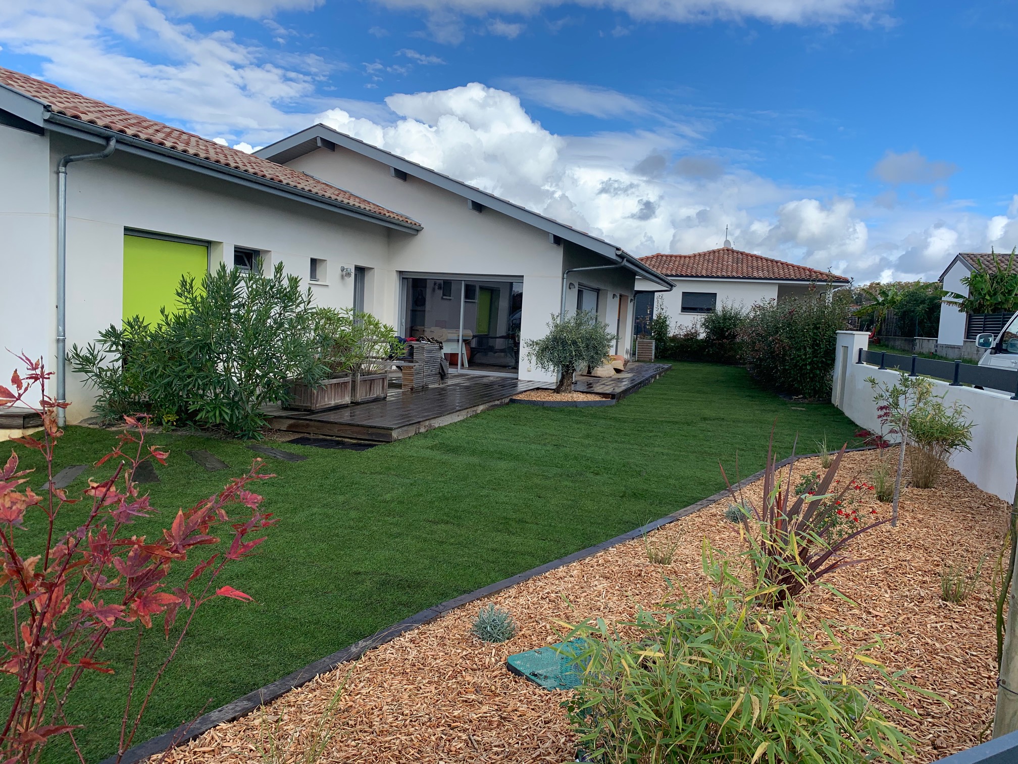Création de massif avec paillage en copeaux à Dax