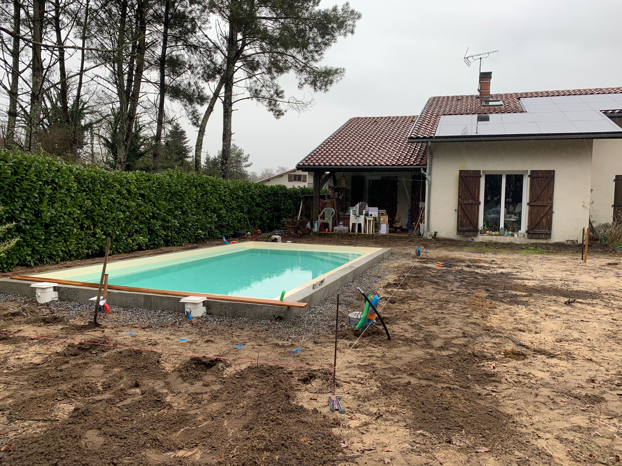 Réalisation d’une terrasse en Cumaru autour d’une piscine sur HERM