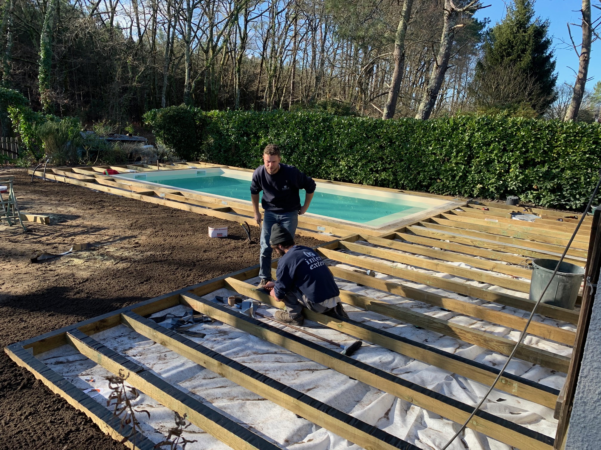 Réalisation d’une terrasse en Cumaru autour d’une piscine sur HERM