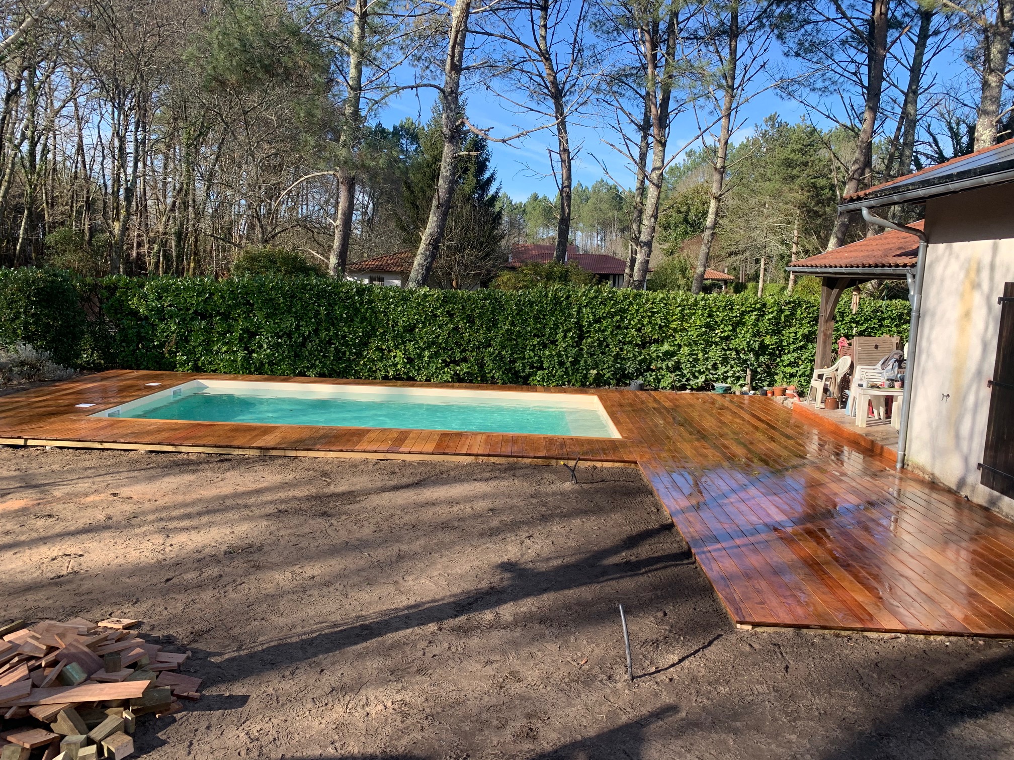 Réalisation d’une terrasse en Cumaru autour d’une piscine sur HERM