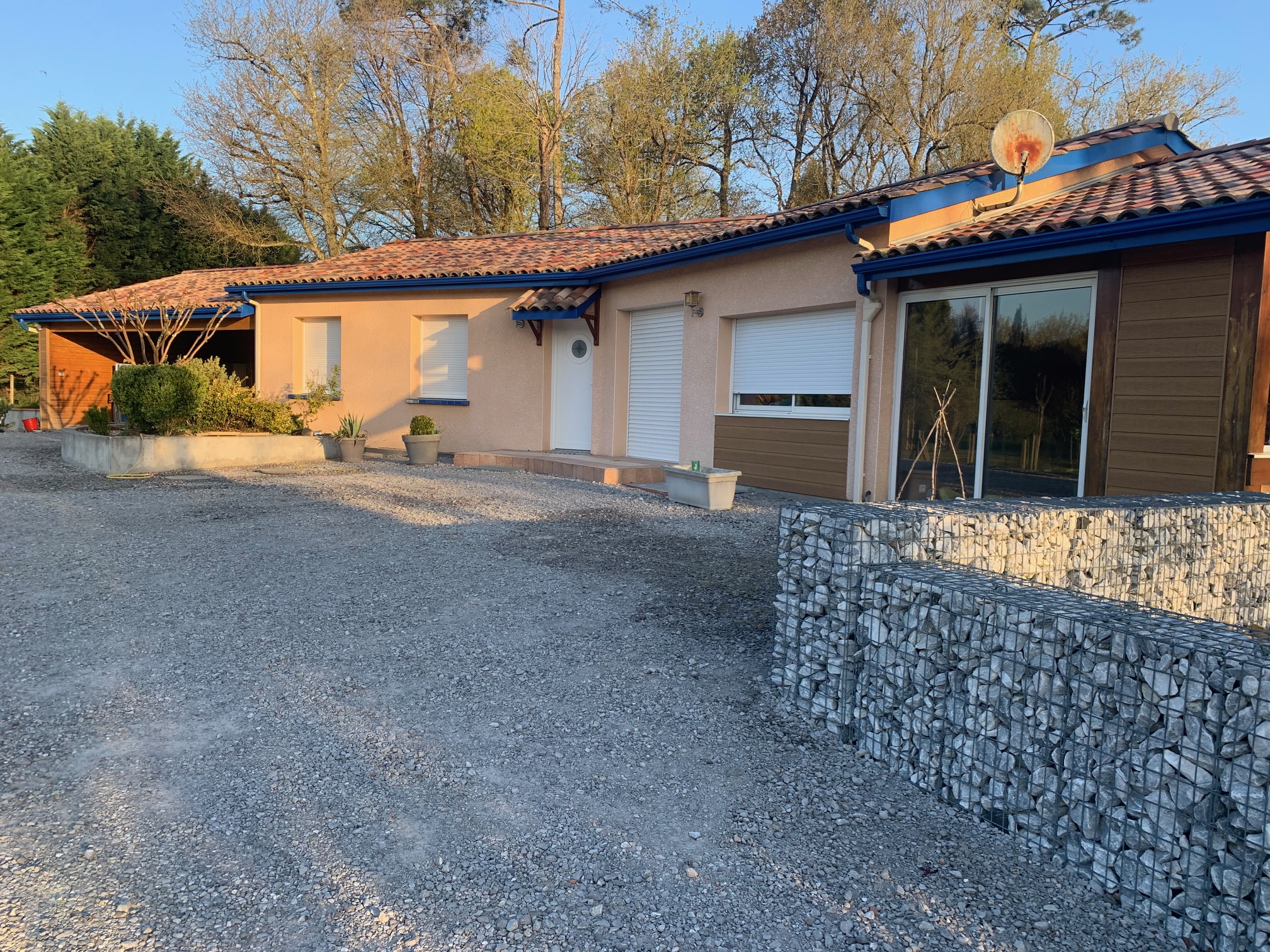 Aménagement d&rsquo;une entrée extérieur de maison à Orist