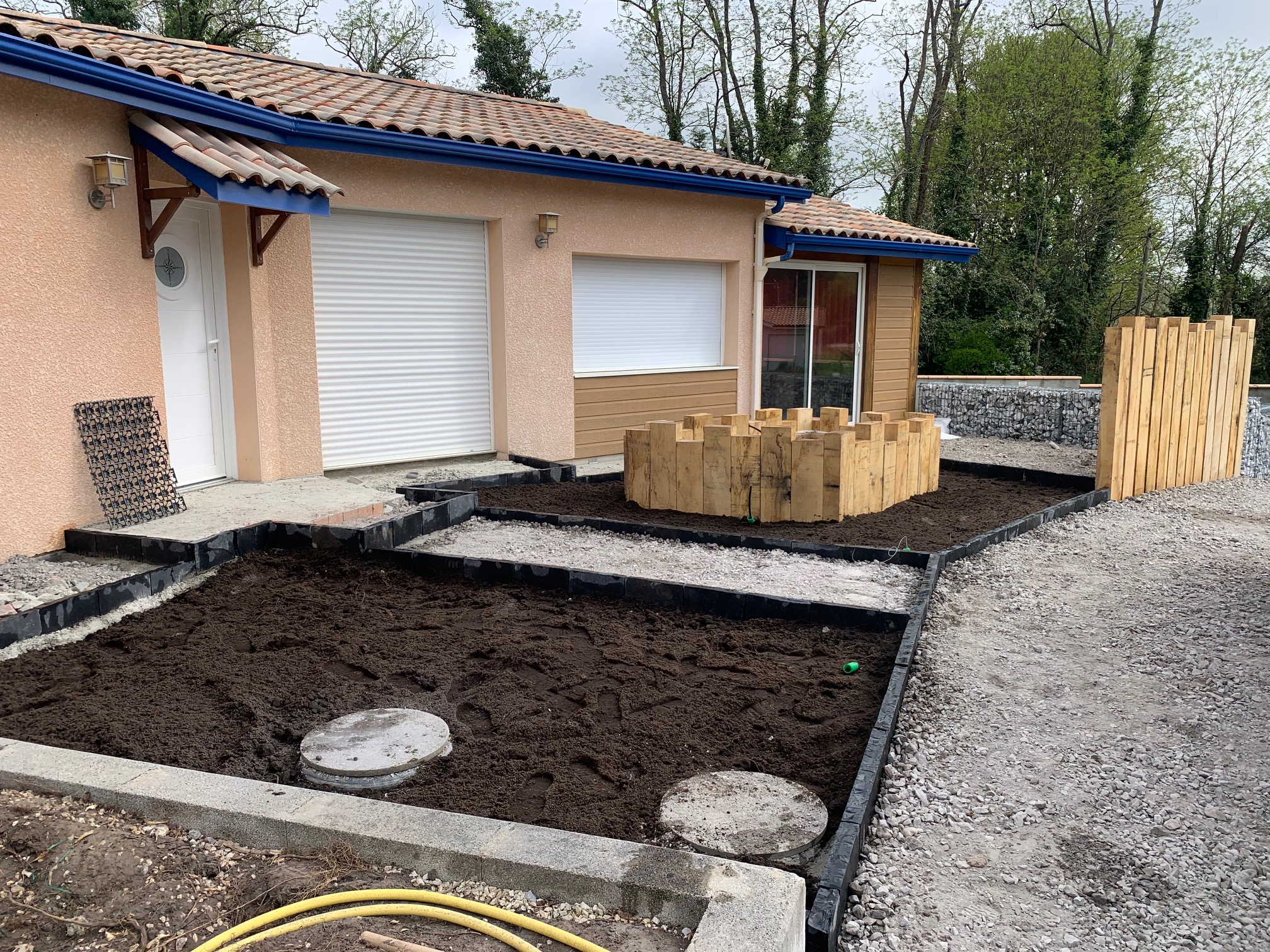 Aménagement d&rsquo;une entrée extérieur de maison à Orist