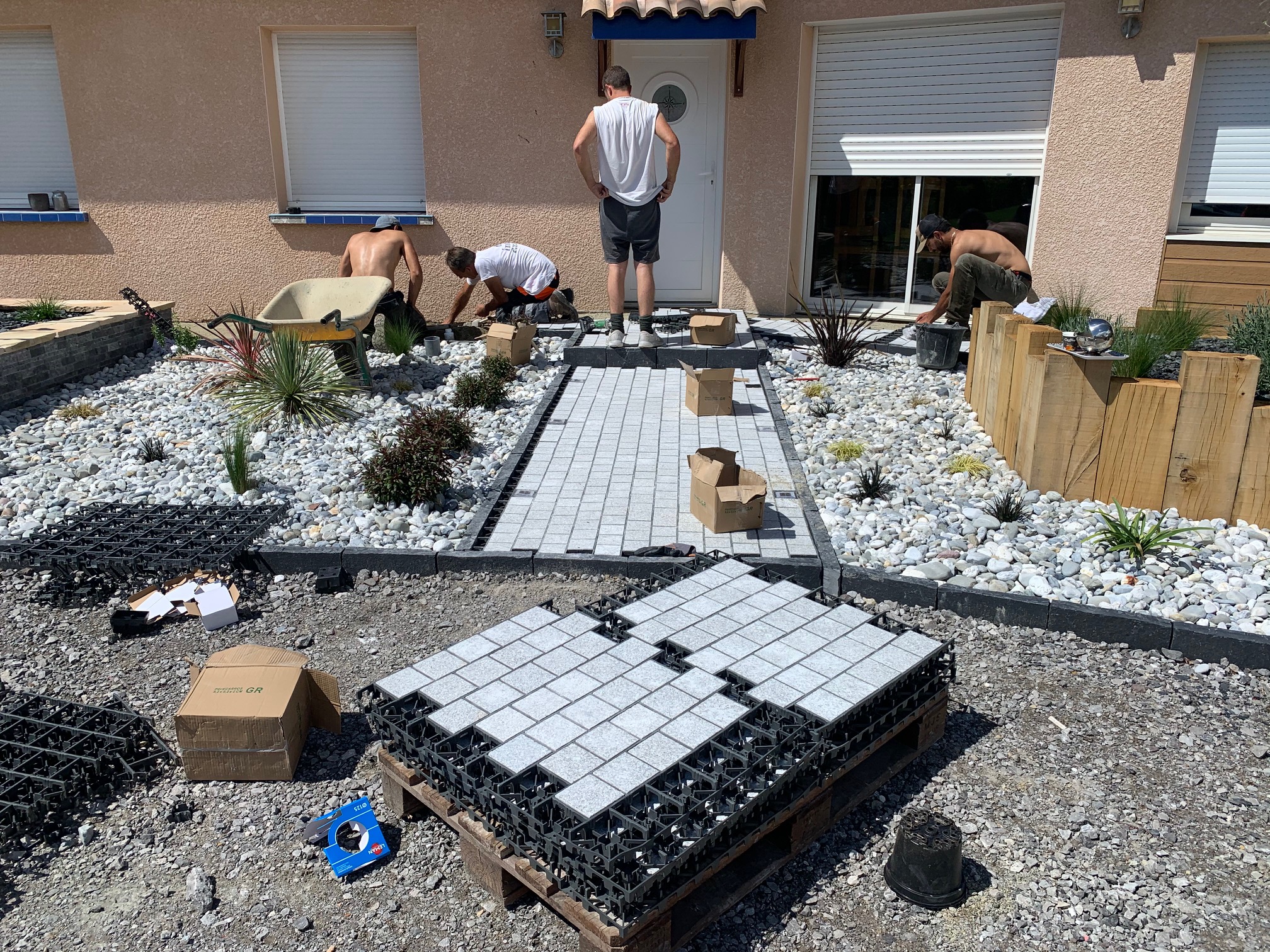 Aménagement d&rsquo;une entrée extérieur de maison à Orist