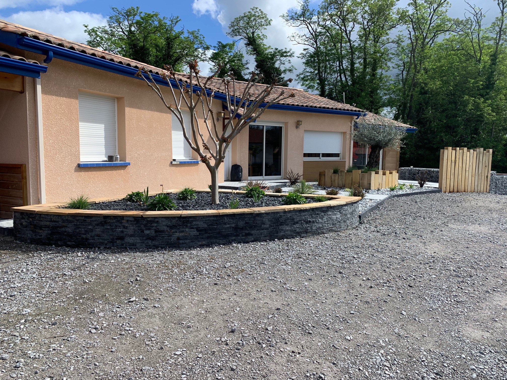 Aménagement d&rsquo;une entrée extérieur de maison à Orist