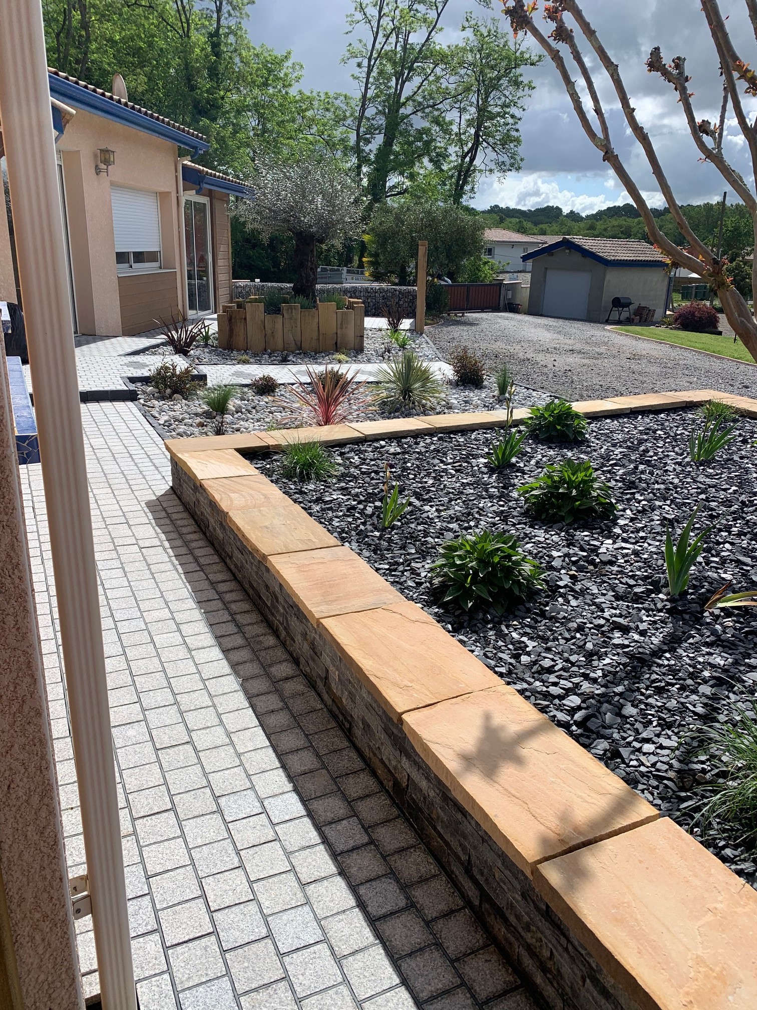 Aménagement d&rsquo;une entrée extérieur de maison à Orist