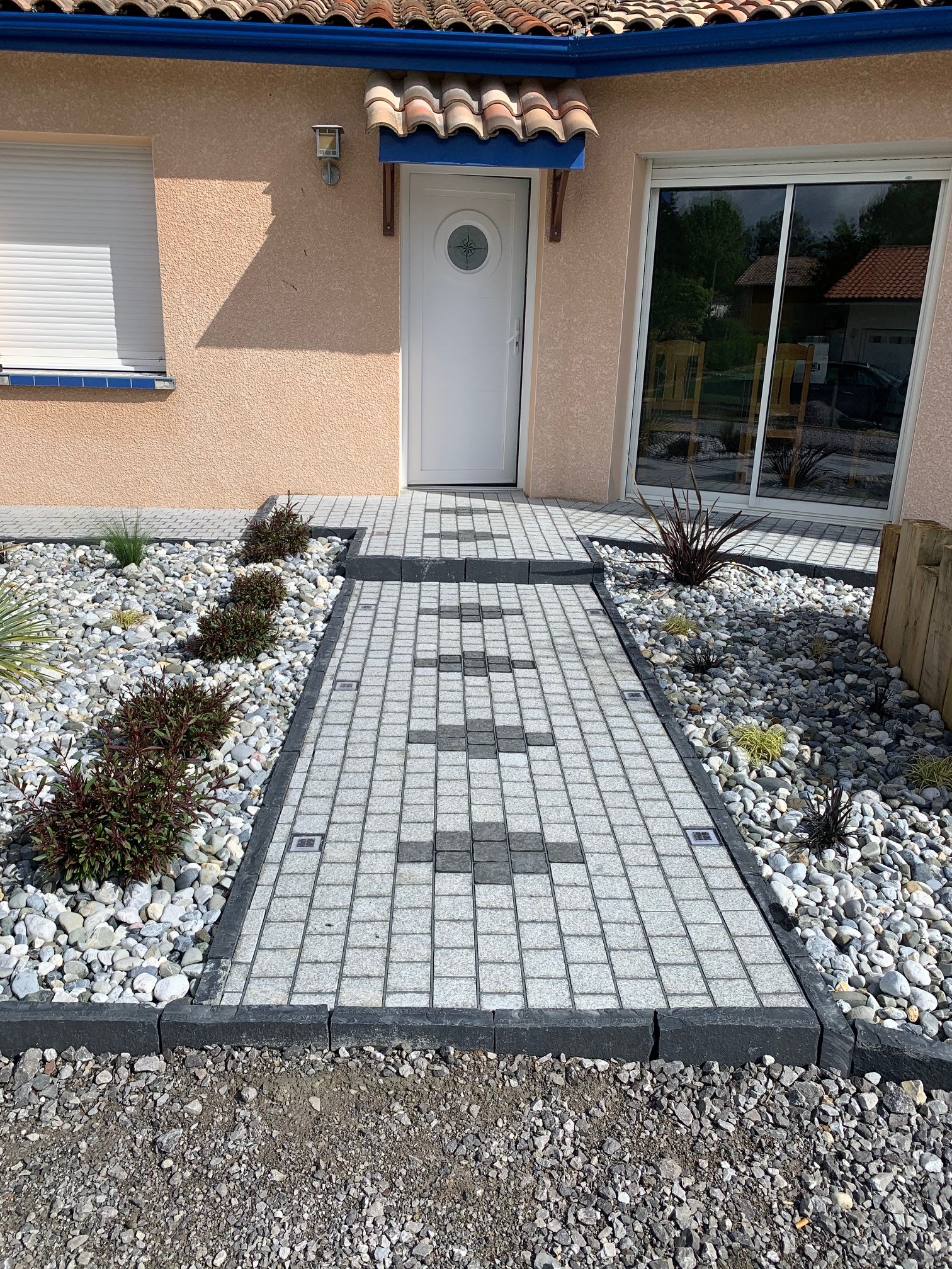 Aménagement d&rsquo;une entrée extérieur de maison à Orist