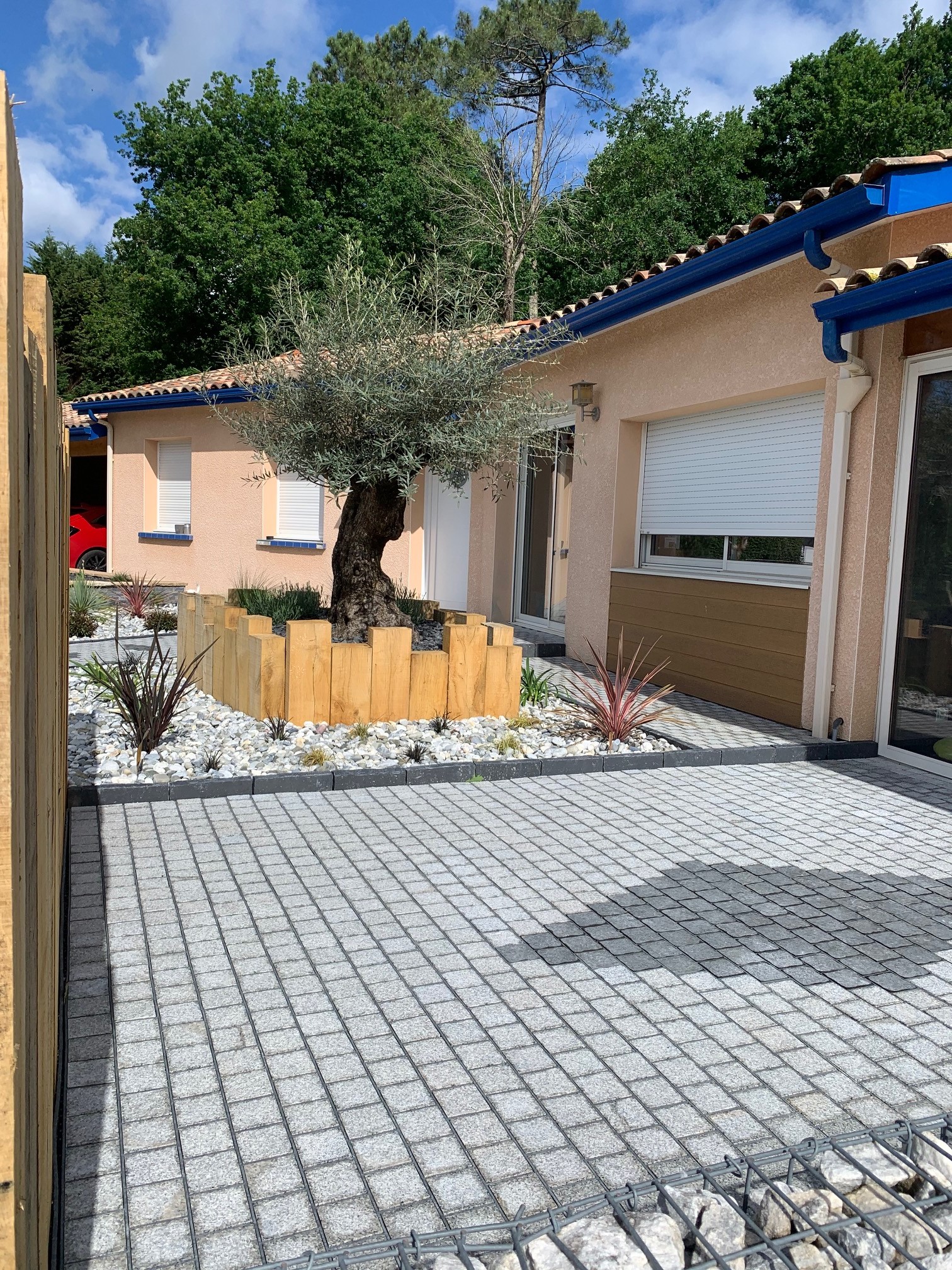 Aménagement d&rsquo;une entrée extérieur de maison à Orist