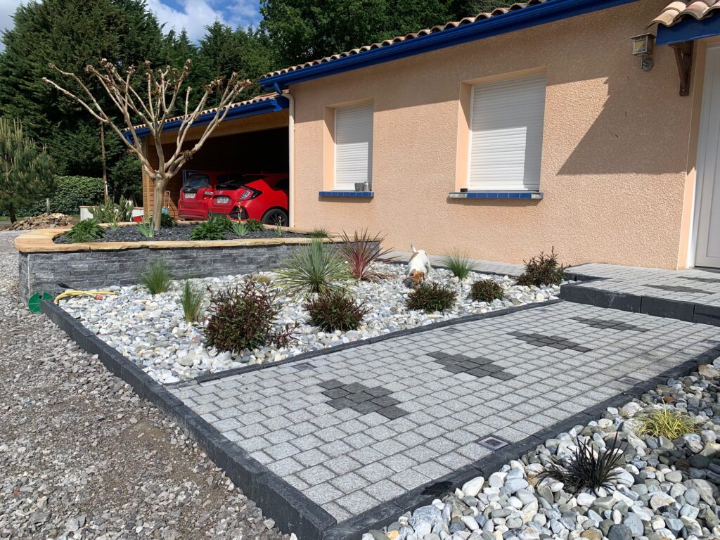 Aménagement d'une entrée extérieur de maison à Orist - Avant