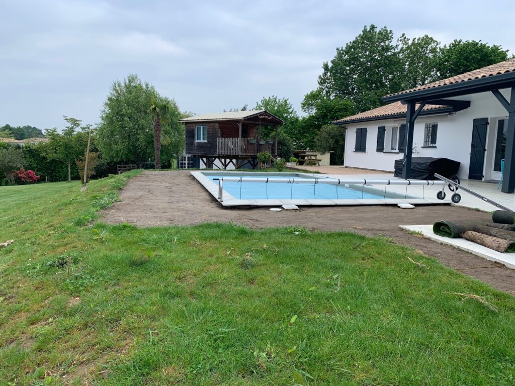 Aménagement d'une terrasse bois avec massif et retenue en dalle ardoise à Saint-Lon-les-Mines proche Dax