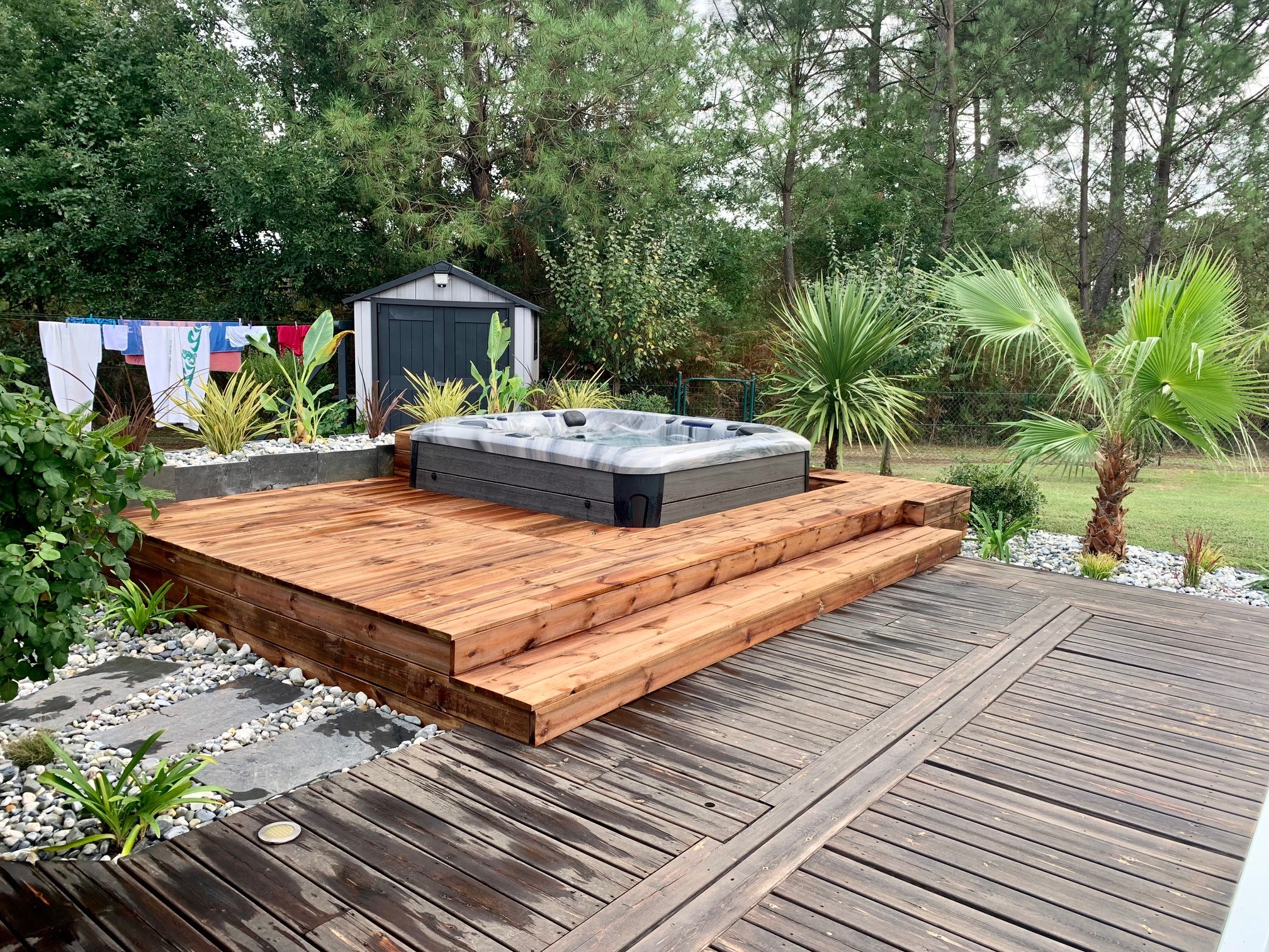 Aménagement d&rsquo;une terrasse bois avec jardinière ardoise près de Capbreton