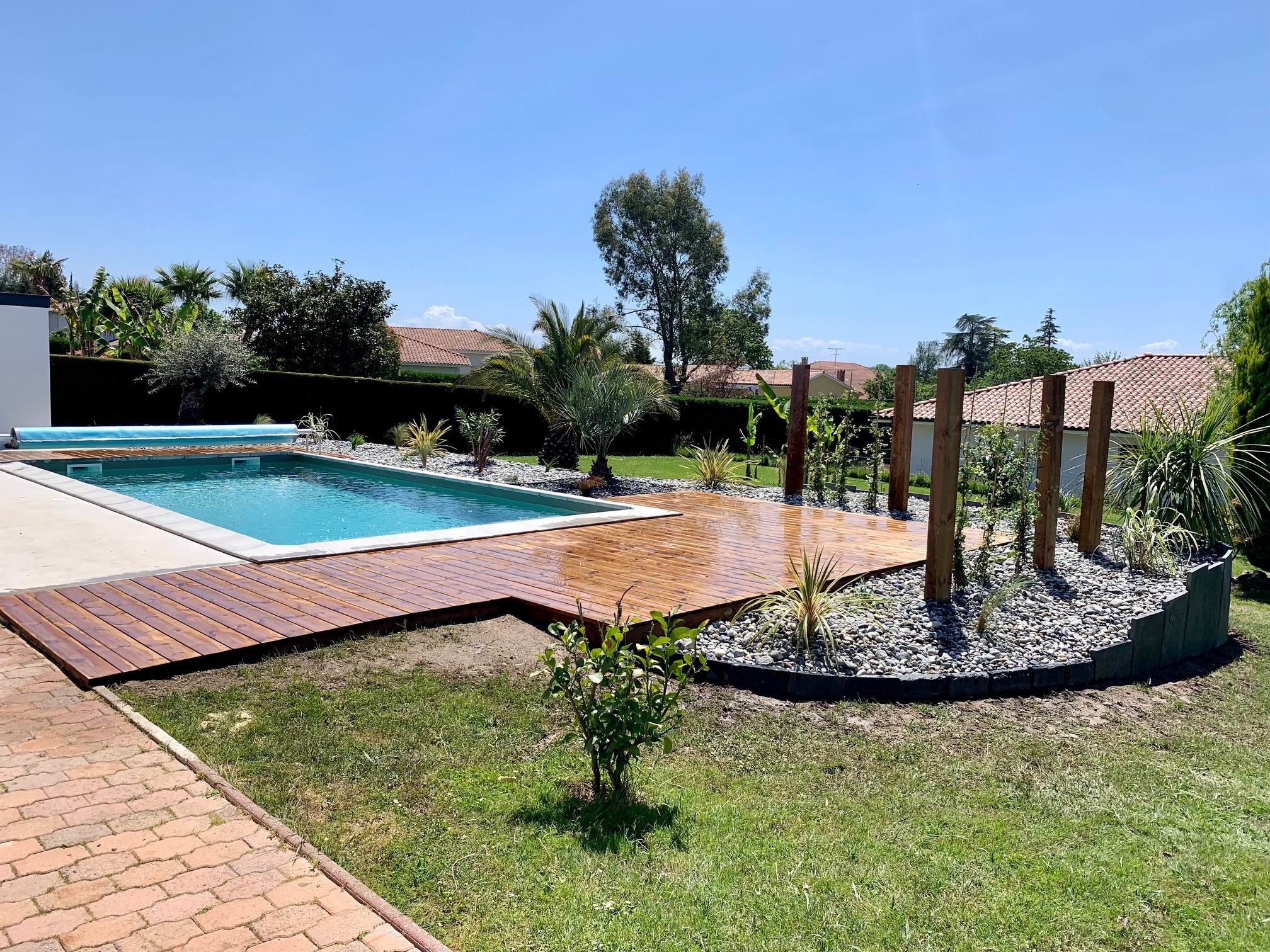 Aménagement d&rsquo;une terrasse bois avec massif et retenue en dalle ardoise à Saint-Lon-les-Mines proche Dax