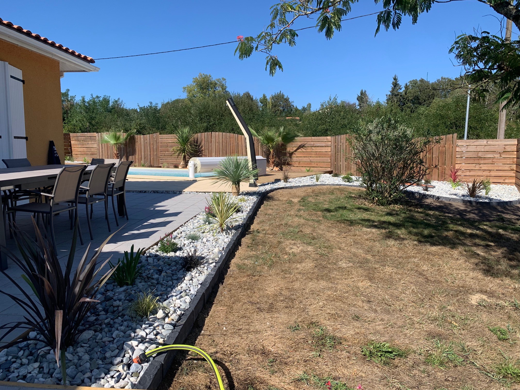 Amenagement d&rsquo;un massif autour d&rsquo;une piscine à Castelnau-chalosse proche de Dax