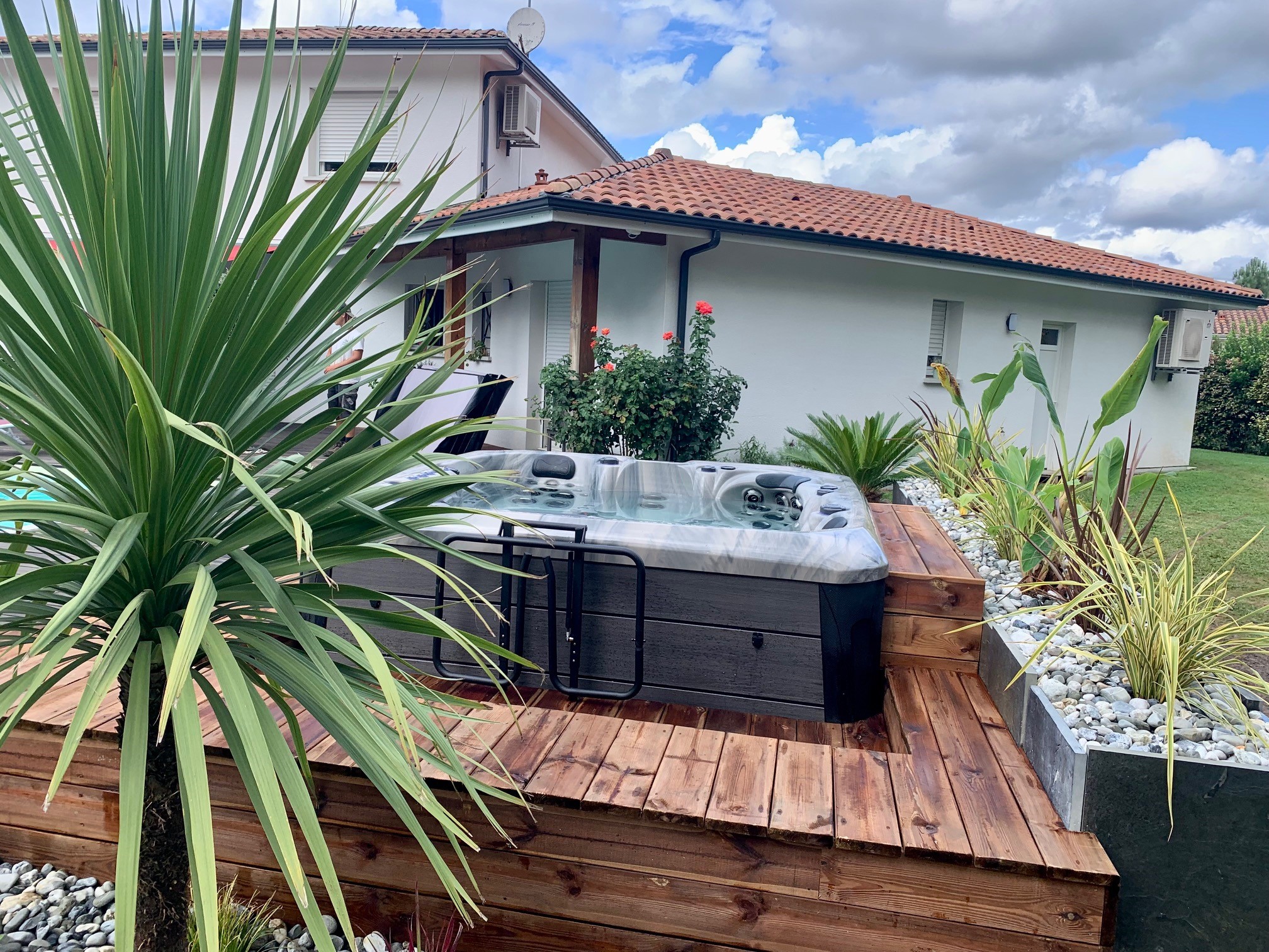 Aménagement d&rsquo;une terrasse bois avec jardinière ardoise près de Capbreton