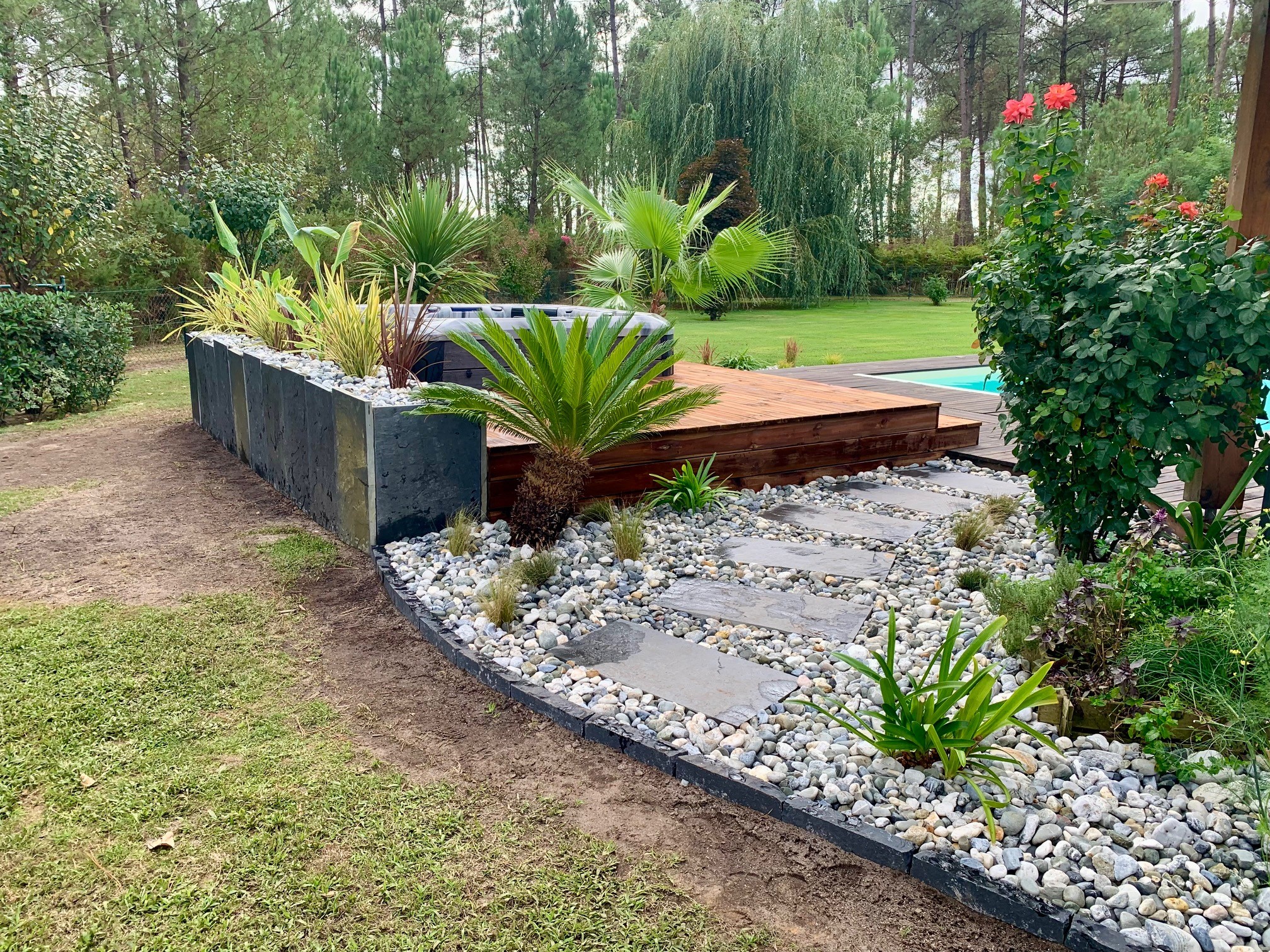 Aménagement d&rsquo;une terrasse bois avec jardinière ardoise près de Capbreton