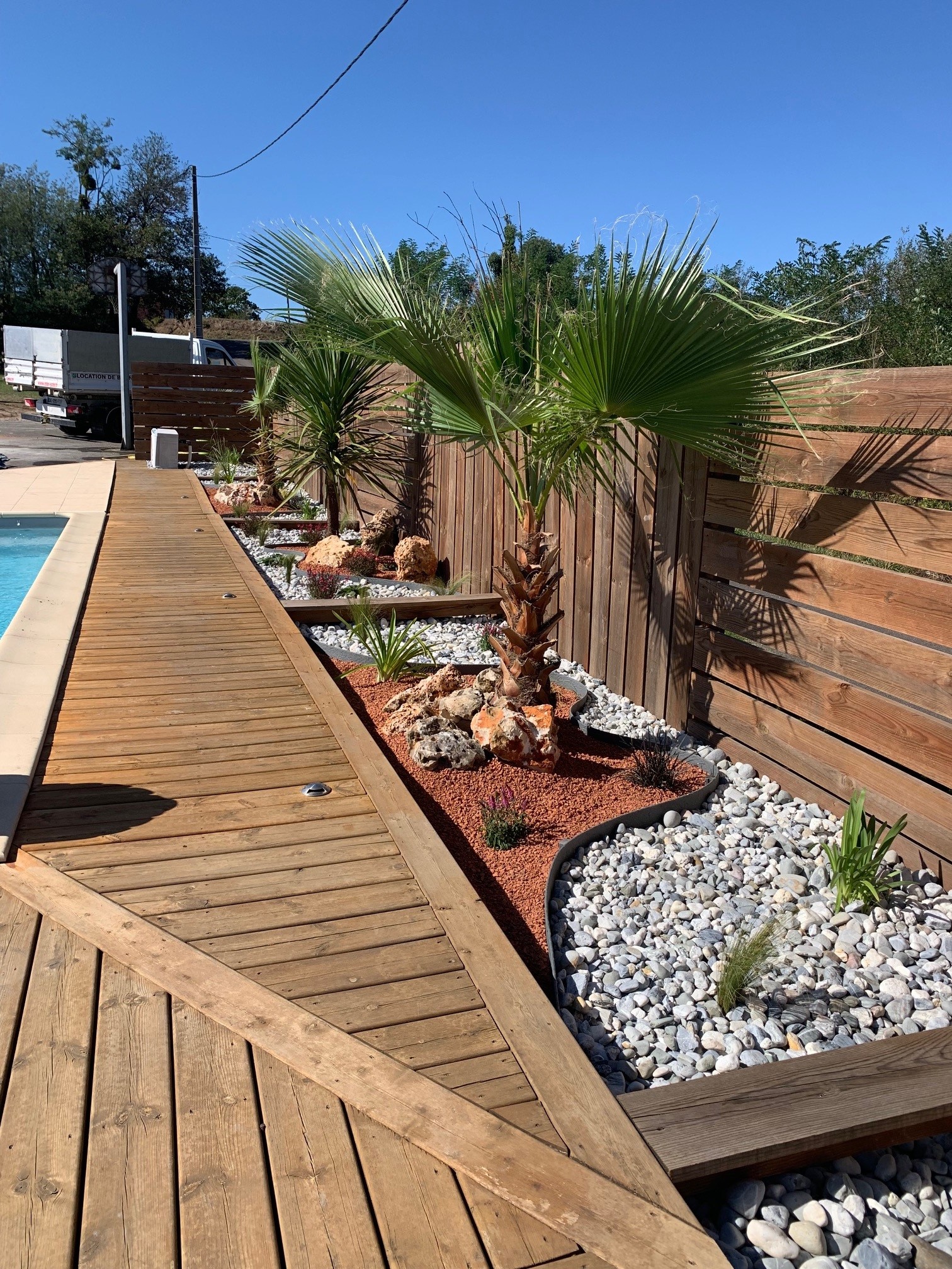 Amenagement d&rsquo;un massif autour d&rsquo;une piscine à Castelnau-chalosse proche de Dax