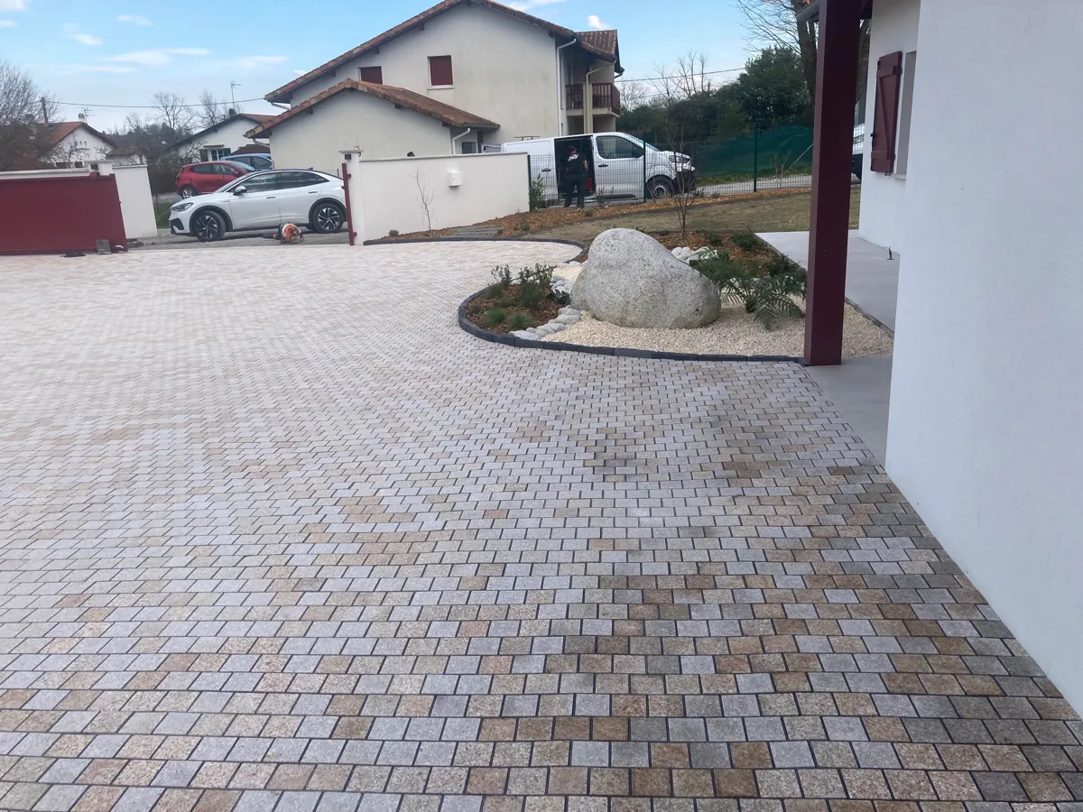 Finalisation d’un parking en pavé granit à Saint Palais, avec installation d’un arrosage automatique et engazonnement des massifs environnants.