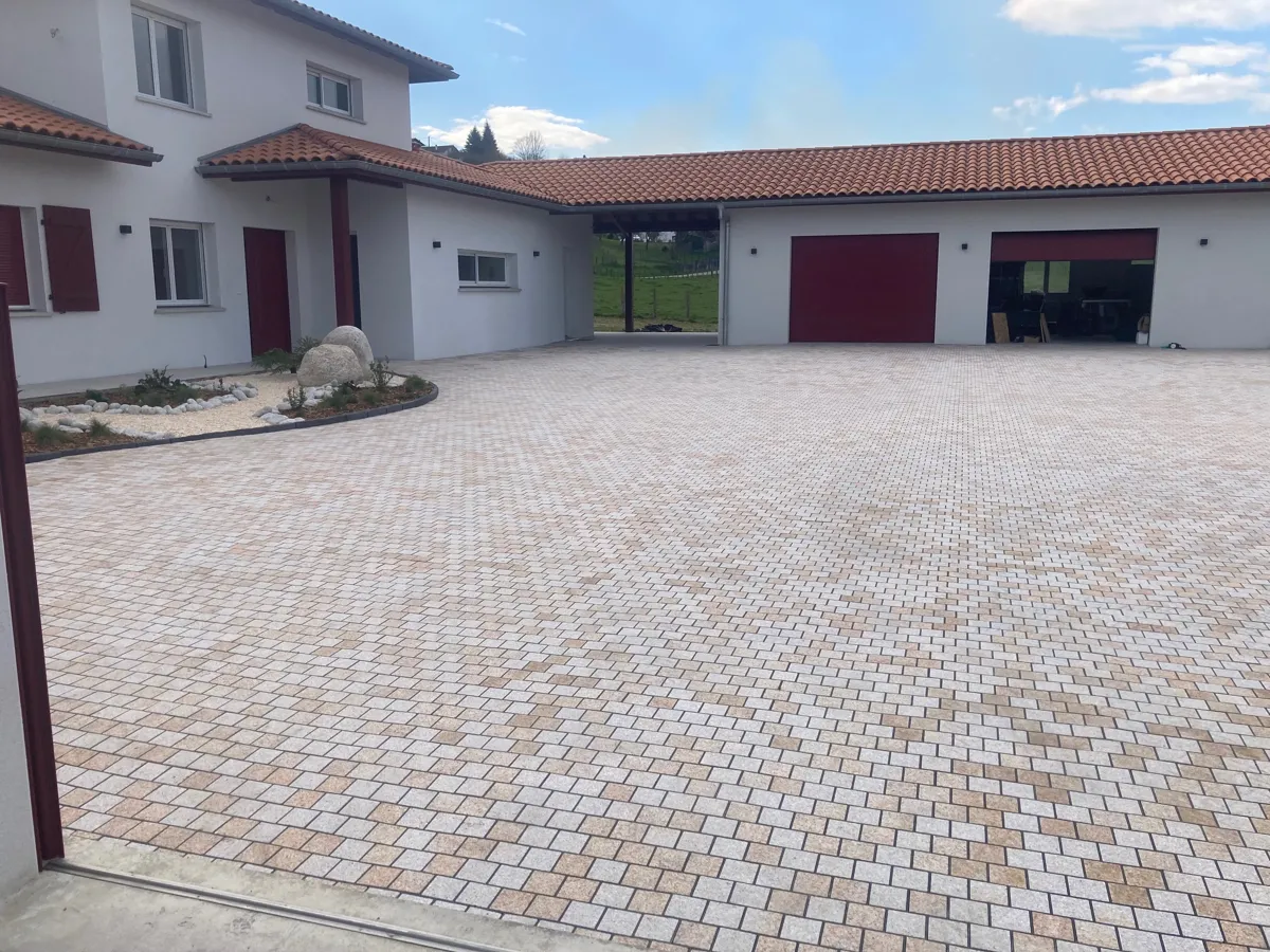 Réalisation d’un parking en pavé granit sur plus de 300 m2 à Saint Palais, avec création de massifs autour du parking et installation d’un système d’arrosage automatique et engazonnement à l’automne.