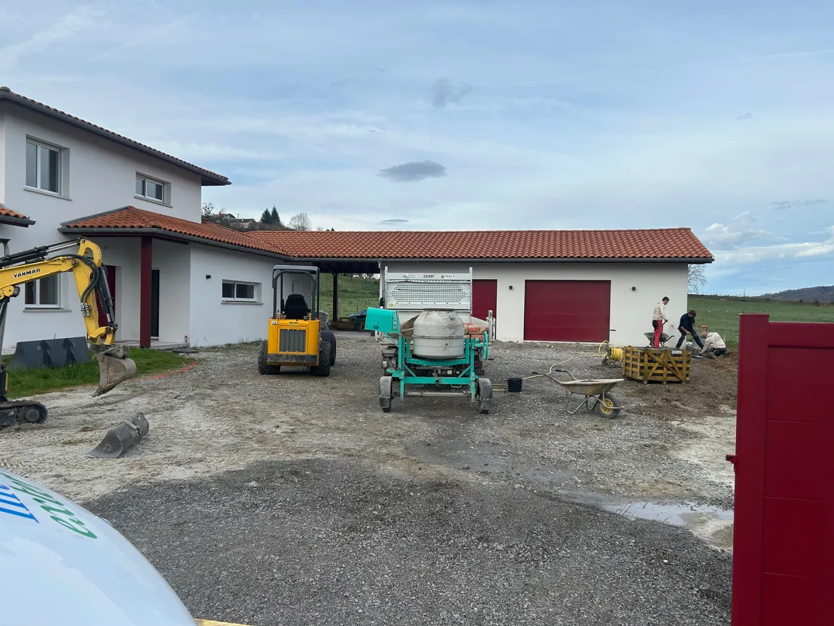 Parking en pavé granit à Saint Palais sur 300 m2, avec un aménagement paysager et un système d’arrosage automatique installé pour une finition soignée.