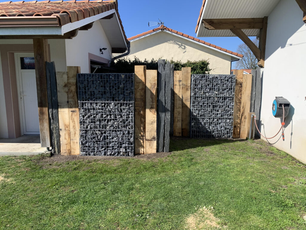 Réalisation d’une séparation occultante en gabion