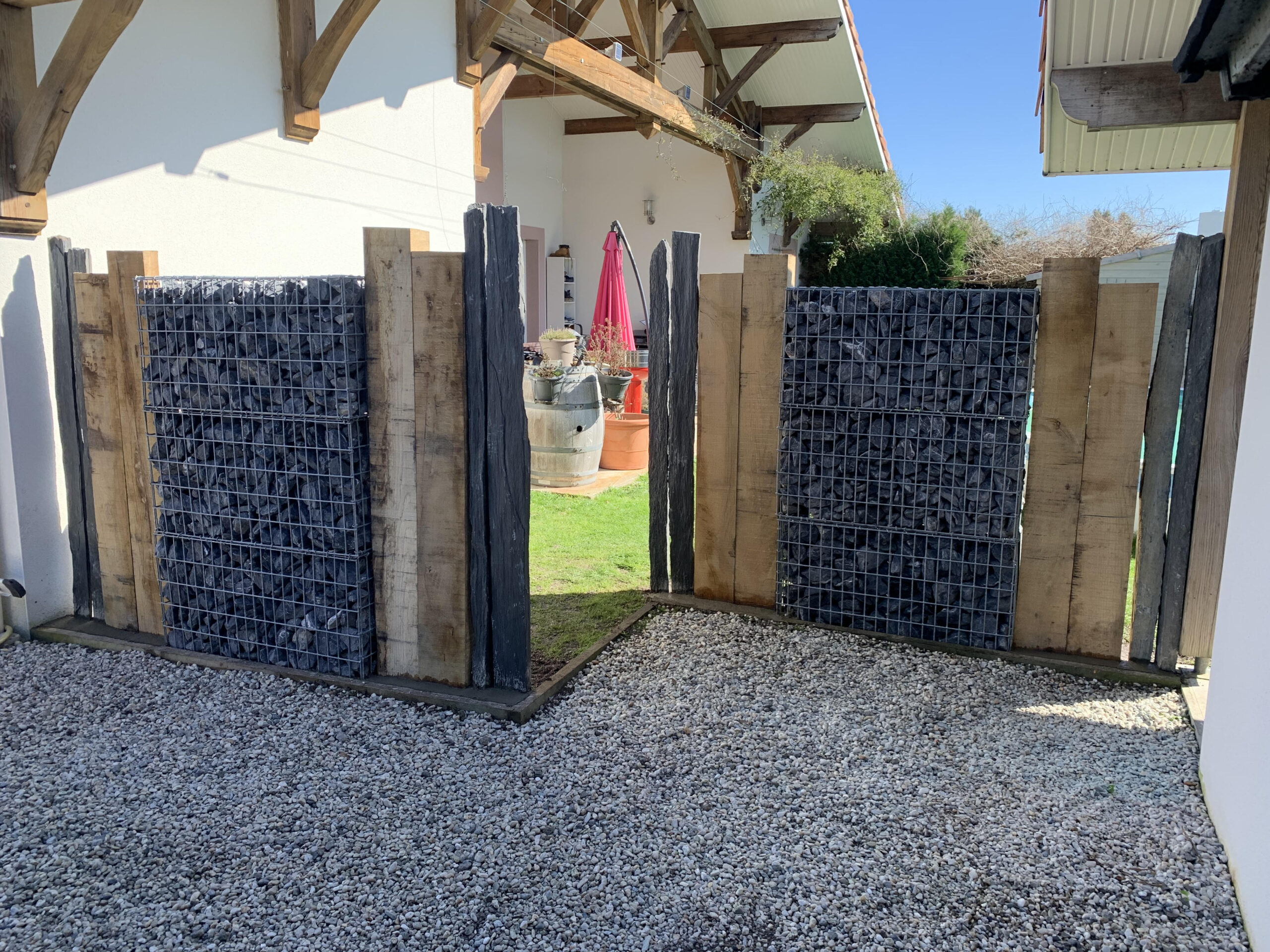 realisation-d-une-separation-occultante-en-gabion-traverses-de-chenes-et-piquets-d-ardoise